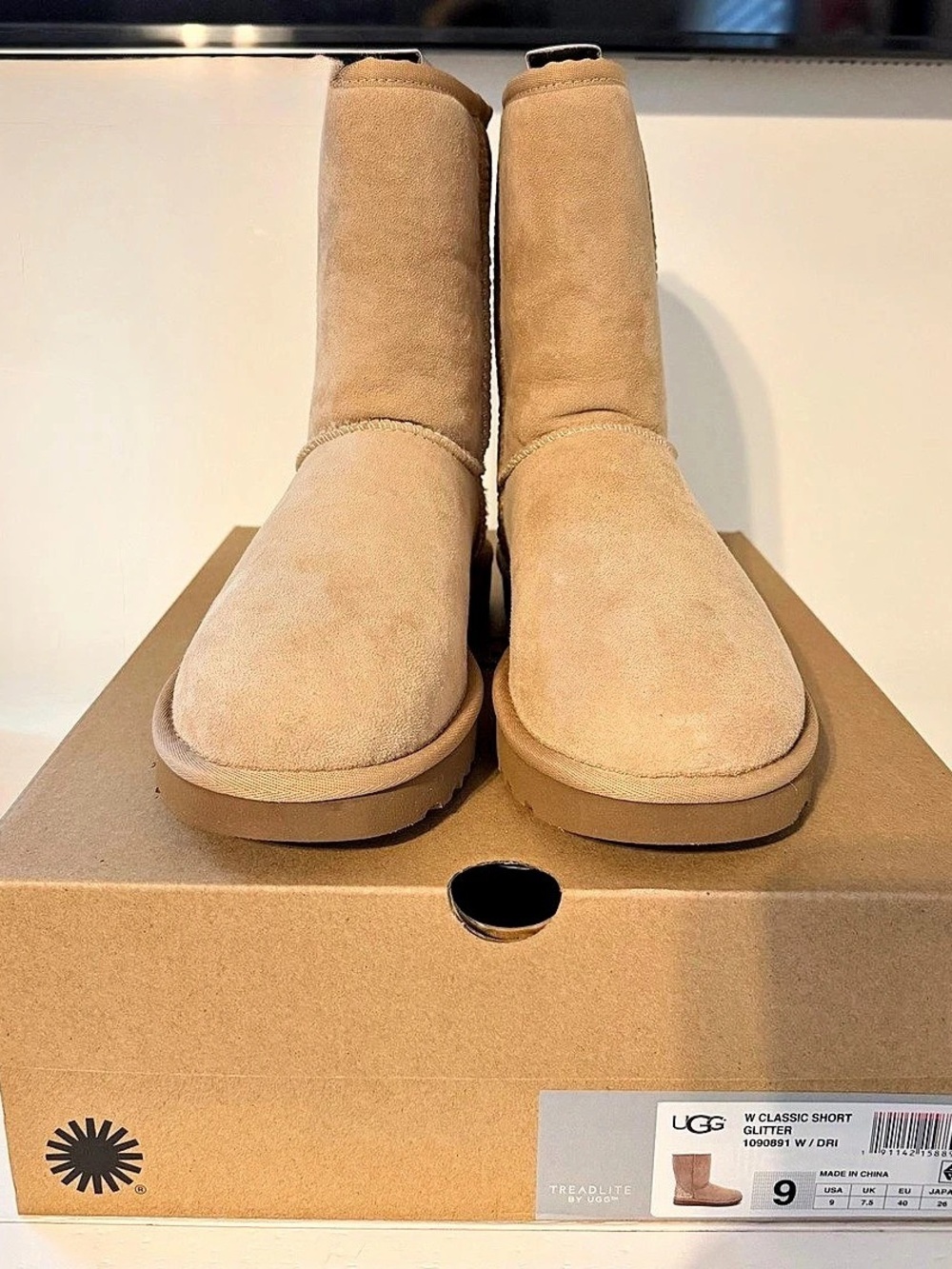 UGG Classic Short II Tan US 9 VERY RARE!